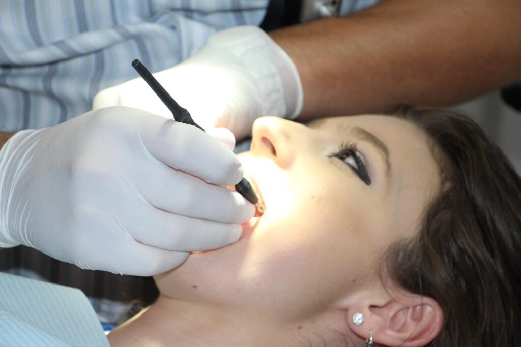de ce sangereaza gingiile, rasmindent.ro